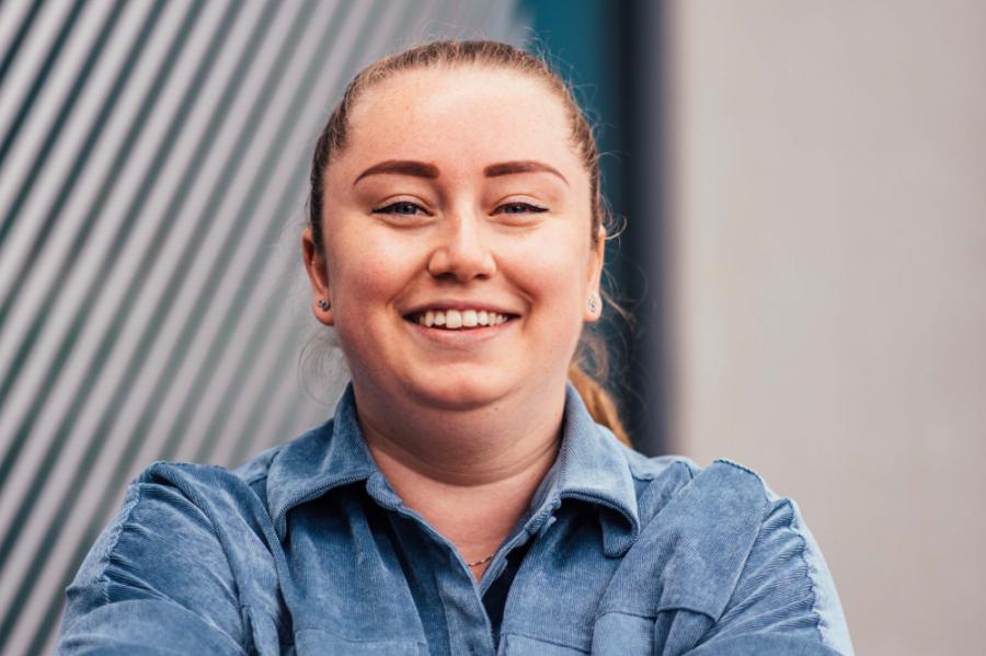 Nikki Hoofs zet alles op alles om als antwoord te kunnen geven: het leukste antwoord dat ik kan geven is 'het is opgelost.'